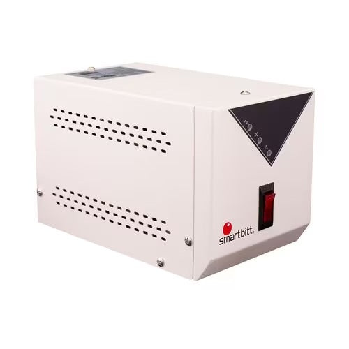 Regulador Smartbitt SBAVRC2500 de 2500VA/1500W rango salida 90-150 Vca 1x NEMA 5-15R línea blanca soporta cargas capacitivas indictivas y reactivas